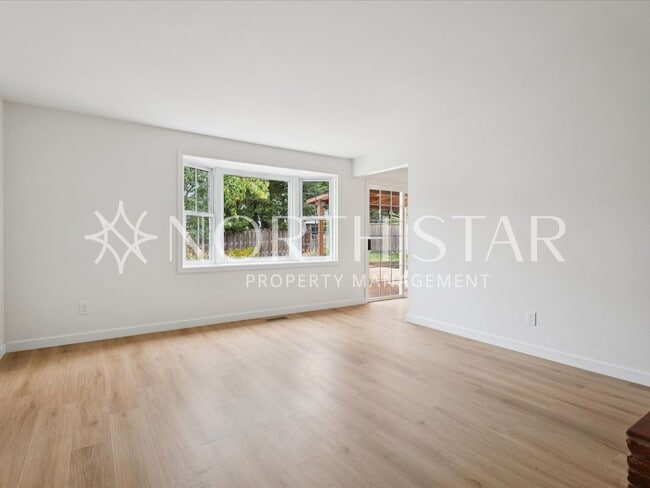 Building Photo - Charming Updated One-Level Home with Spaci...