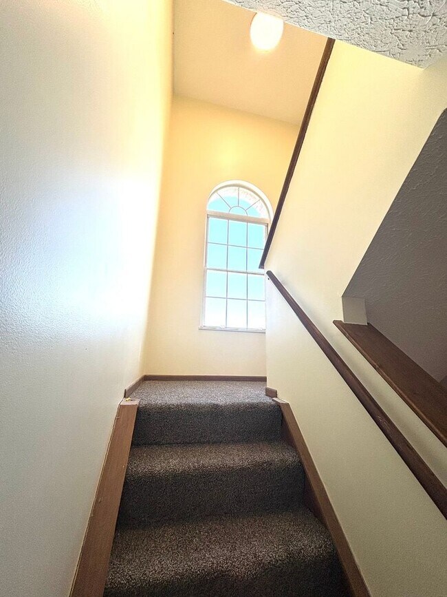 Building Photo - Charming 3BR Townhome in Pittsburgh