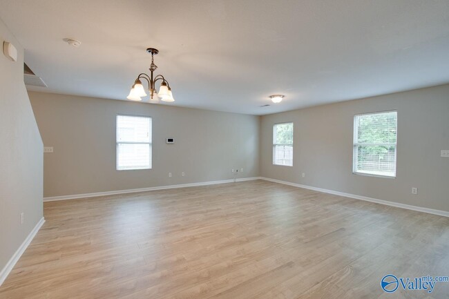 Building Photo - 102 Whitestone Dr NE