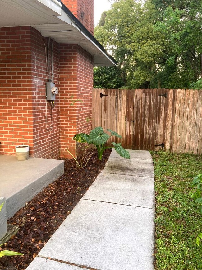 Building Photo - 3 Bed / 2 Bath in Charming Lakewood Neighb...