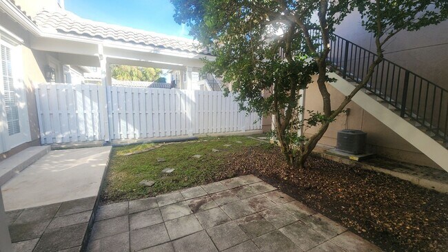 Building Photo - Huge 3 Bed 2.5 bath Home in Palencia- Main Bedroom downstairs plus Upstairs Efficiency