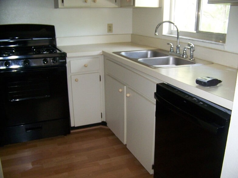 Building Photo - 2001 San Marcos Dr SE