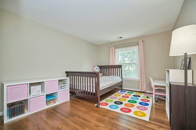 Building Photo - Stunning 3 Bed 2.5 Bath Townhome In Vibran...