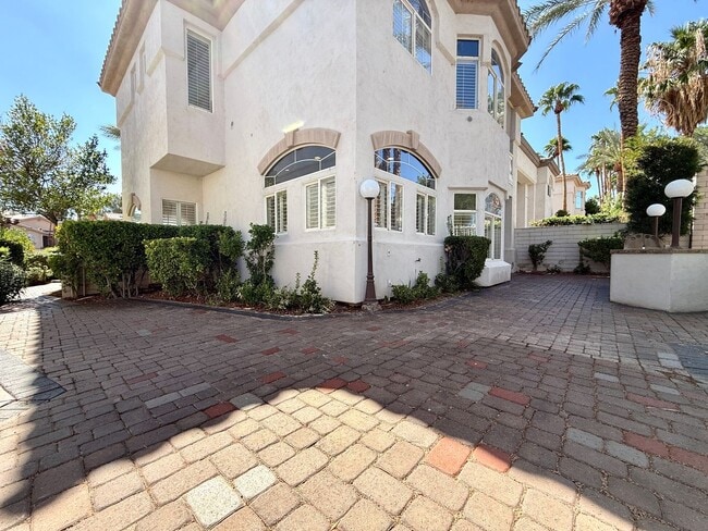 Building Photo - Grand 3 bedroom home with lake and golf course views located in Resort Villas ready to be your pa...