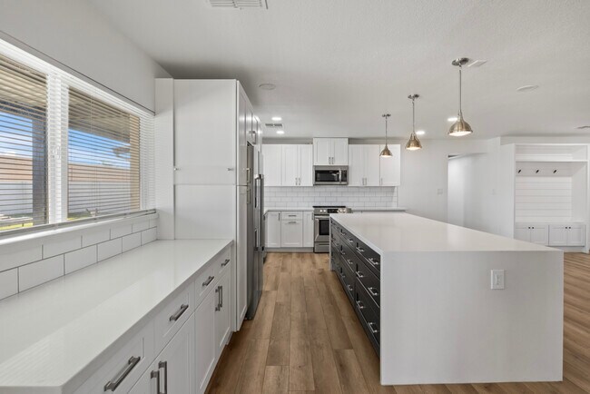 Building Photo - 2166 E Greenway Dr