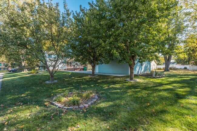 Building Photo - Great Urbandale home!