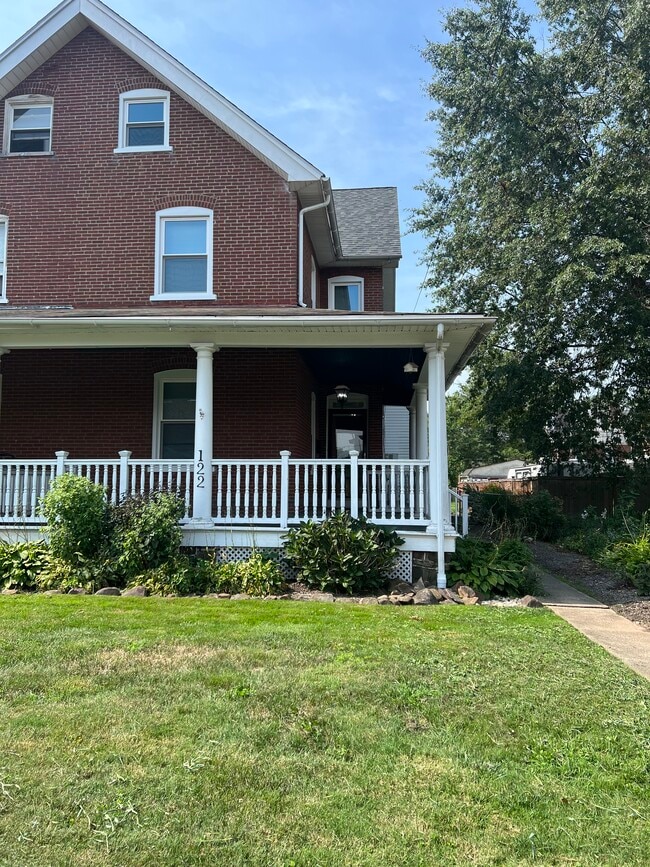 Building Photo - 122 E 4th St