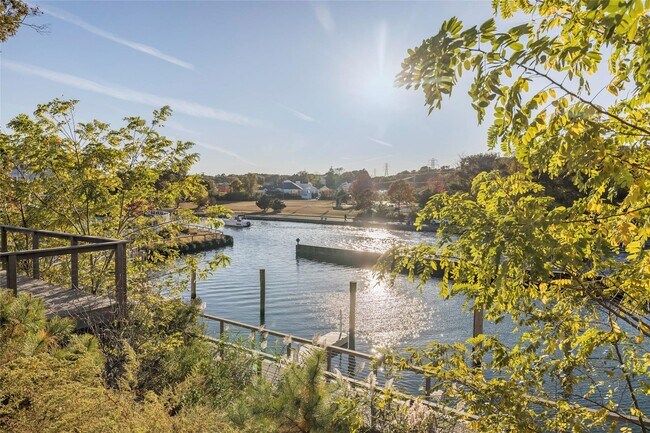 Building Photo - 65 Old Boathouse Lane S