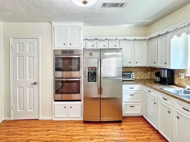 Building Photo - 16902 Summit Oaks Ln