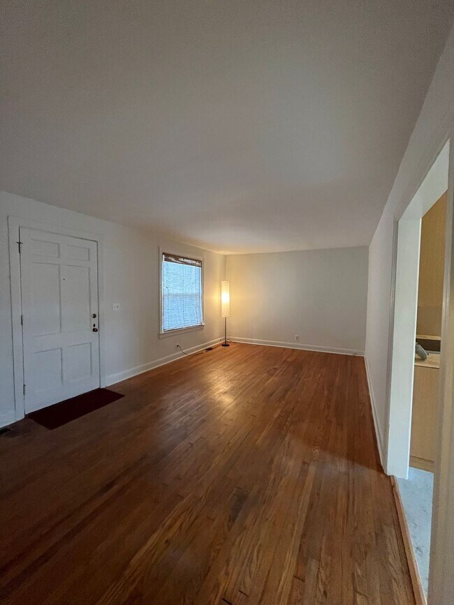 Building Photo - Renovated 2 Bedroom/ 1 Bath Duplex minutes to 12th South, Lipscomb, Belmont and Vandy