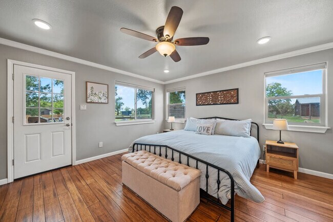 Building Photo - 1740 W Live Oak St