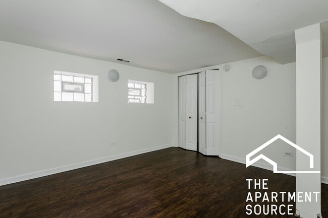 Building Photo - 2833 W Medill Ave