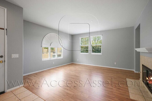 Building Photo - 3 Bed / 2.5 Bath Townhome | Open Layout + Modern Finishes