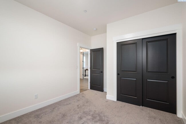 Building Photo - Generational suite w/separate entrance!