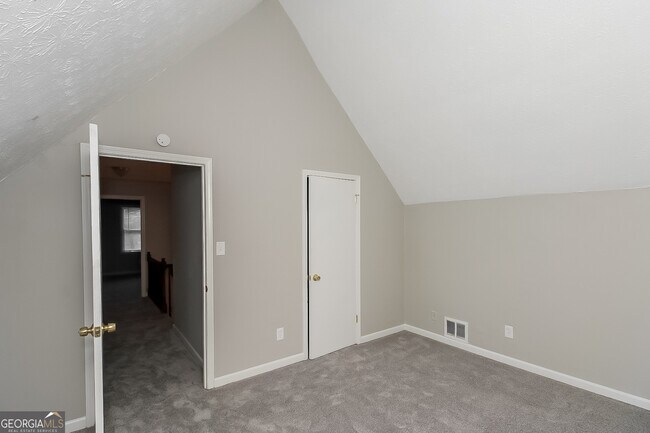 Building Photo - 3103 Skyland Dr