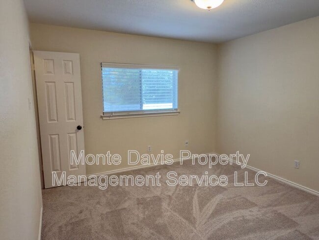 Building Photo - 1206 Devil Ridge