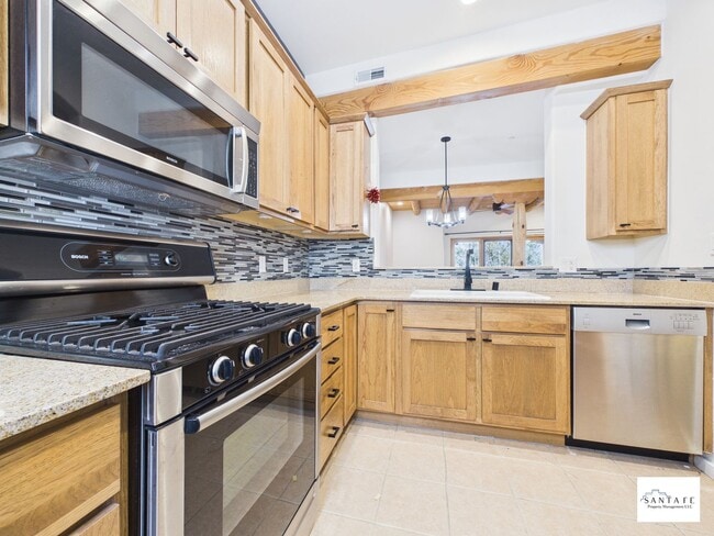 Building Photo - Two Level Townhouse Available February 1, 2026