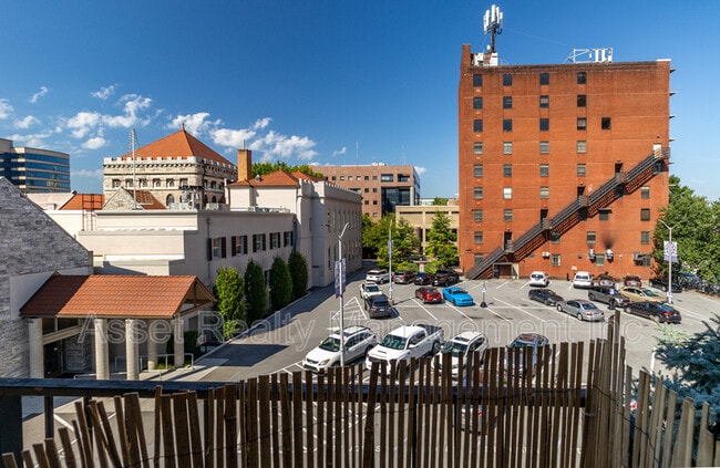 Building Photo - 707 Market St