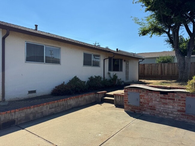 Building Photo - Single level 4 bedroom, 2  bath home – mov...