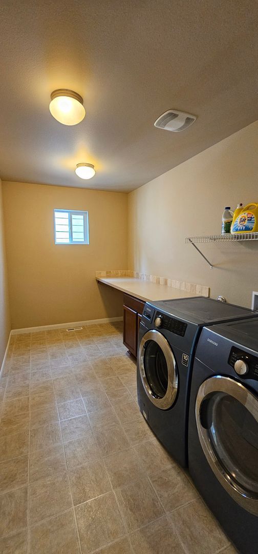 Building Photo - Spacious Port Orchard Home