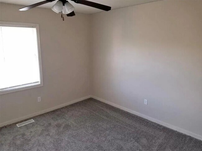 Building Photo - 576 Crestwood St SW