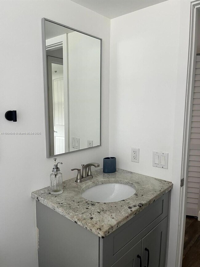 Building Photo - 1700 NW N River Dr