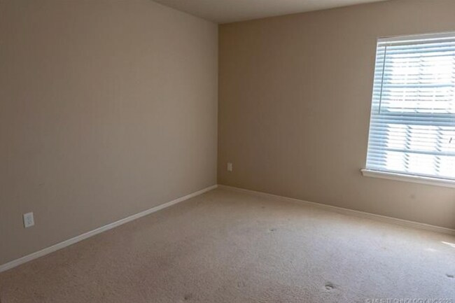 Building Photo - 5 Bedroom Home In Broken Arrow