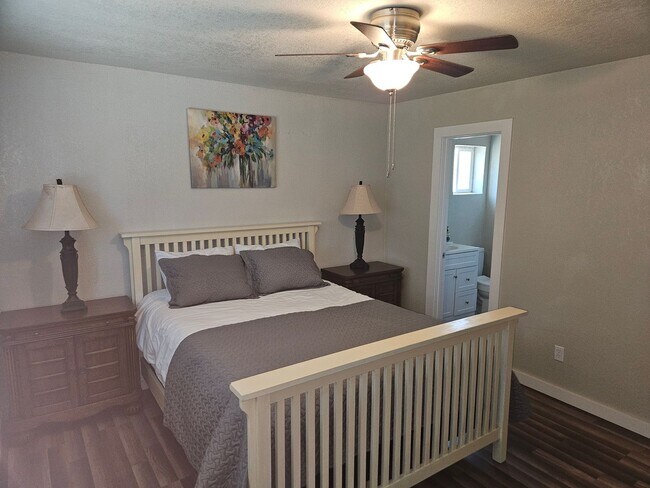 Building Photo - LARGE 4 BEDROOM 3 BATH FULLY FURNISHED HOUSE