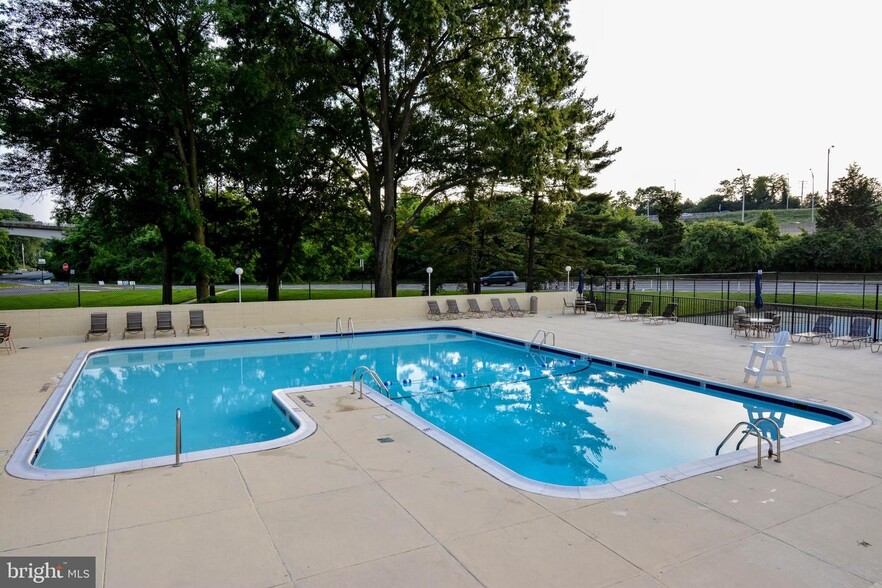 Condominium Pool - 1300 Army Navy Dr