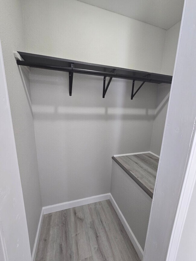 Building Photo - 2 Bedroom 1.5 Bath Townhouse Apt in Osage Beach!