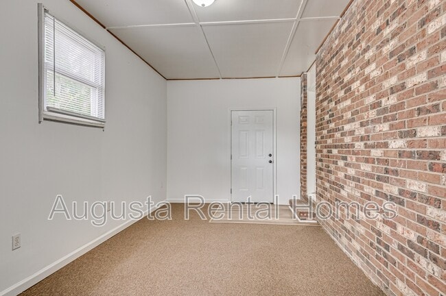 Building Photo - 323 Pineview Dr