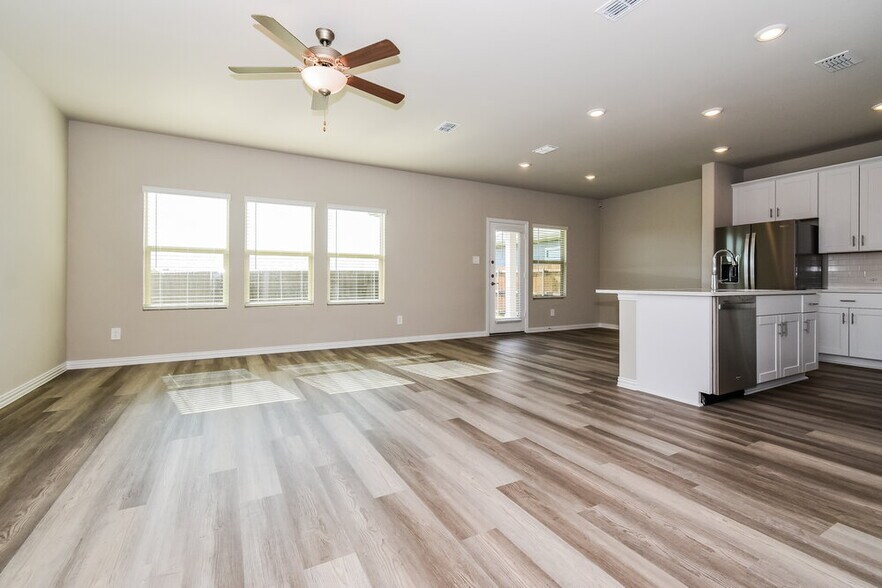 Building Photo - 975 Dayflower Ct