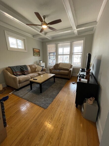 Building Photo - 1441 W Berteau Ave