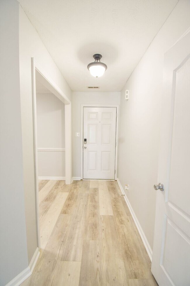 Building Photo - 5 Bedroom 3 Bathroom- Small Pets Okay