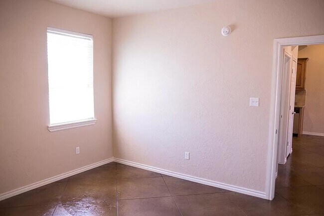 Building Photo - 2505 SW A Ave