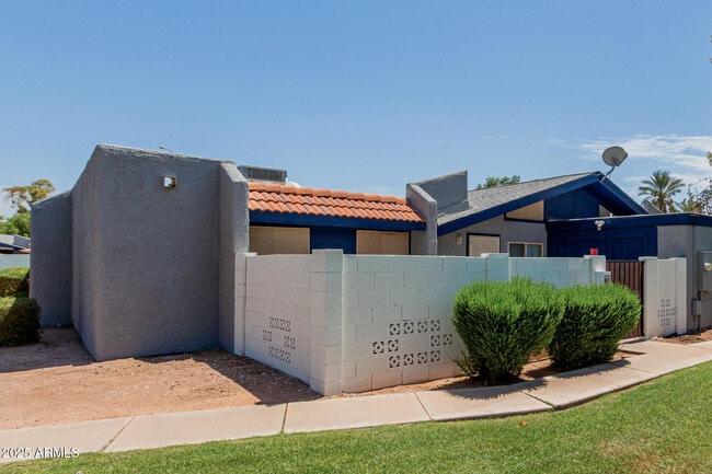 Building Photo - 712 N Santa Barbara