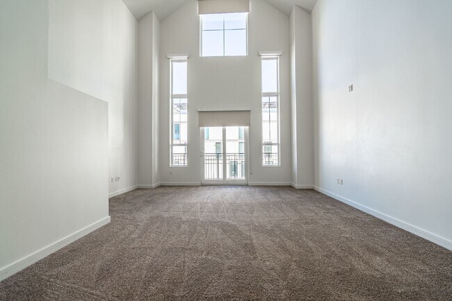 Building Photo - Downtown Condo