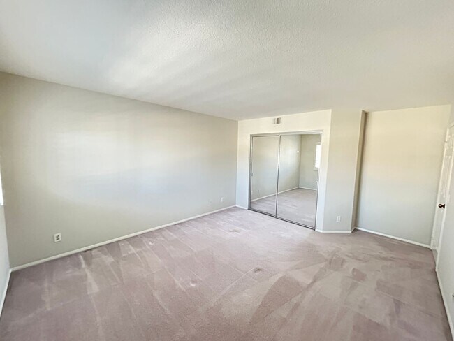 Building Photo - 8132 E Hillsdale Dr
