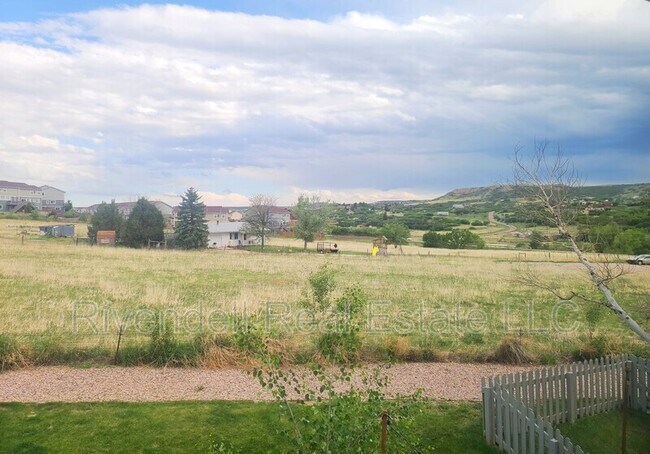 Building Photo - 2044 Oakcrest Cir