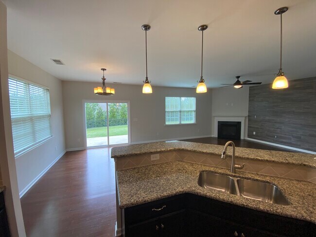 Building Photo - 454 Livingston Dr