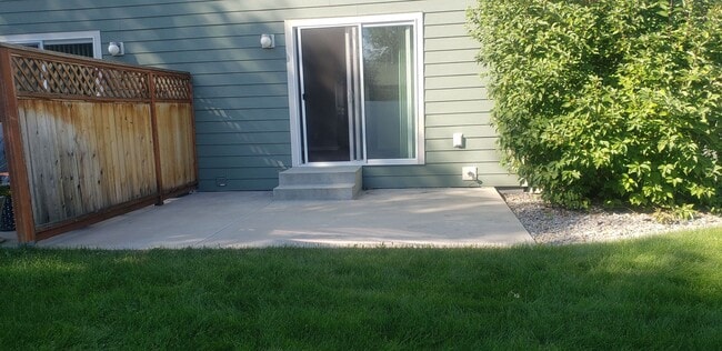 Building Photo - 3 bedroom, 2.5 bath duplex Move In August 10th!!