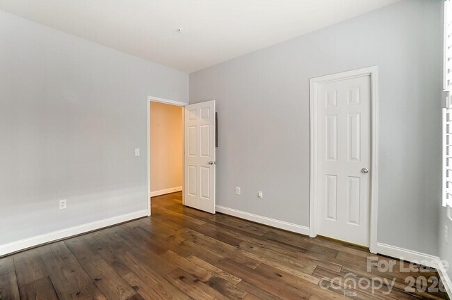 Building Photo - 400 Clarice Ave