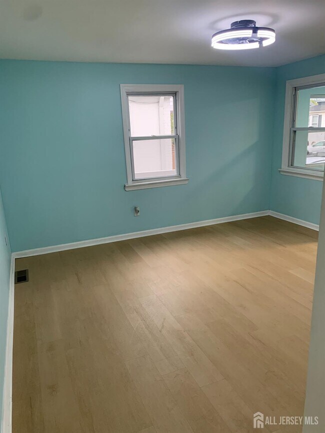 Building Photo - 47 Holly St