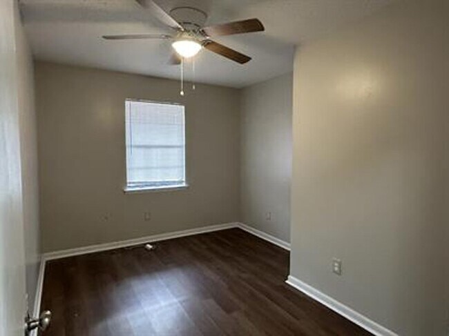 Building Photo - 220 Garden Cir