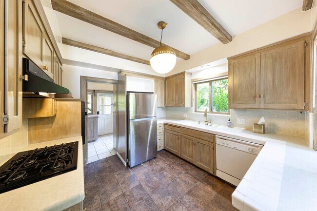 Building Photo - Incredible ocean views and private steps t...