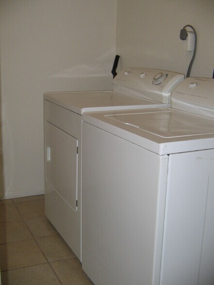 Laundry room - 715 W 18th St