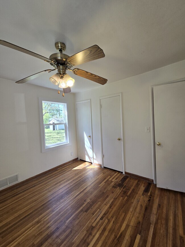 Building Photo - 1121 Luther E