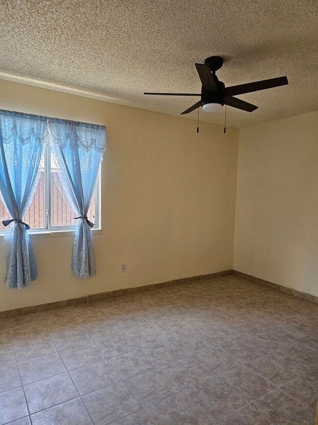 Building Photo - 3 Bedroom 2 Bath Orosi Home!