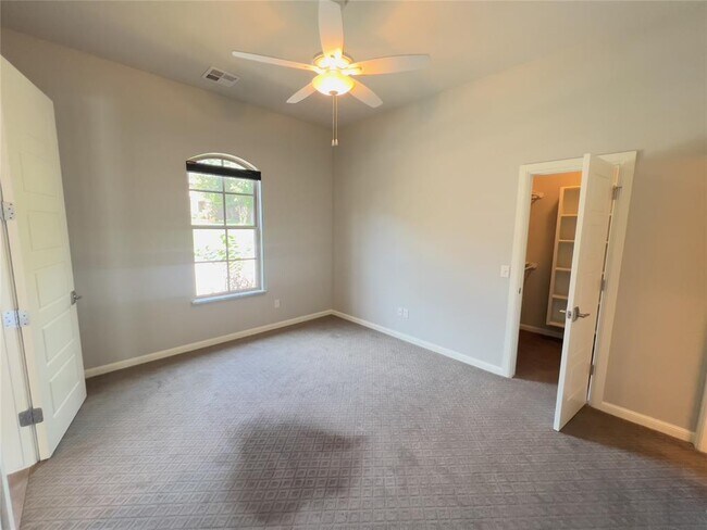 Building Photo - 424 Seville Dr