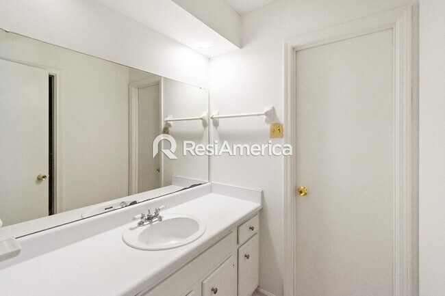 Building Photo - Newly Renovated 3/2 in a Quiet Neighborhood